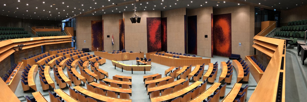 Plenaire_zaal_Tweede_Kamer_-_panorama.jpg